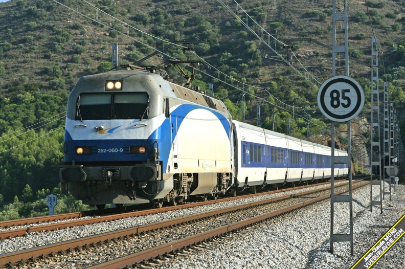 Renfe_252-060-9_2007-08-24_Platja-de-Garbet_VSLV.jpg