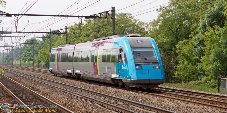 SNCF_X72557-558_2009-05-13_Saint-Michel-sur-Orge-91_VSLV.jpg