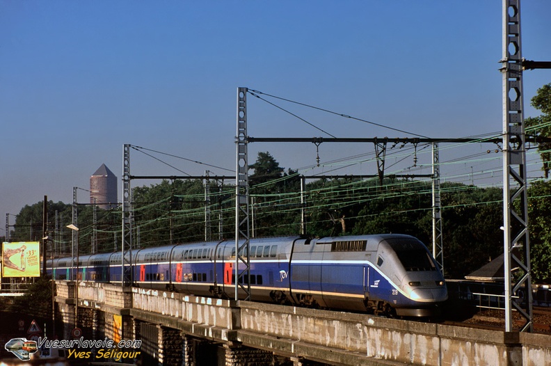 YS_-_TGV_Duplex_209_pour_Paris_a_Lyon_St_Clair_Aout_2001.jpg