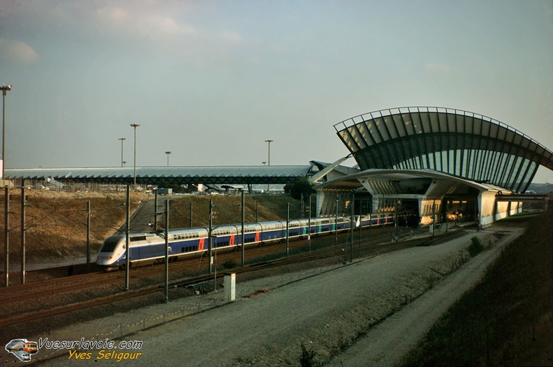 YS_-_TGV_Duplex_UM_en_direction_du_Sud_Sept_2001.jpg