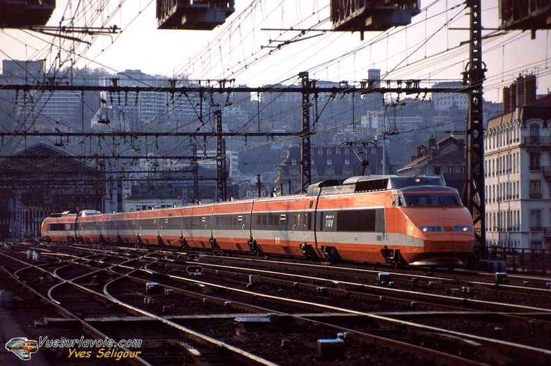 YS_-_TGV_SE_71_quittant_LPR_pour_Paris_Mars_95.jpg