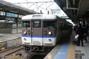 Série 415 (4484 visits) Gare JR d'Hiroshima, île d'Honshu. Rame JR régionale de la série 415. Un agent de conduite s'ap... Série 415