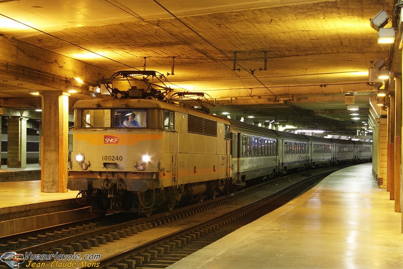 SNCF_9240_2009-11-05_Paris-Montparnasse_VSLV.jpg
