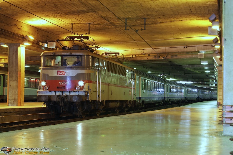 SNCF_9256_2009-10-22_Paris-Montparnasse_VSLV.jpg