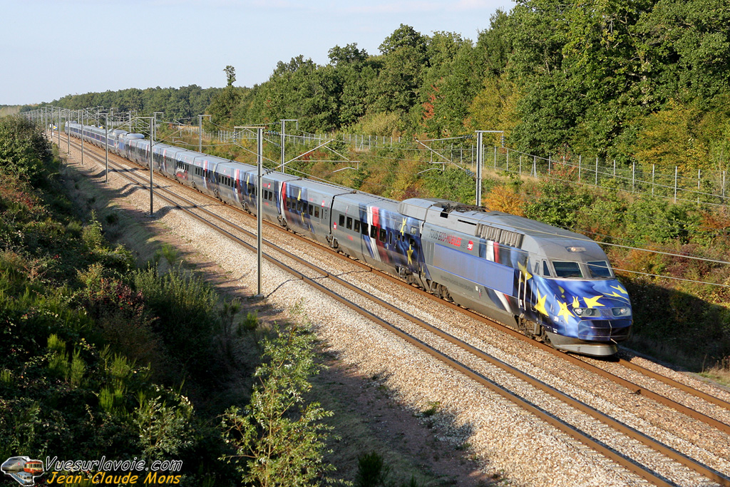 rame tgv a 390 en um au nord de vouvray | vue sur la voie